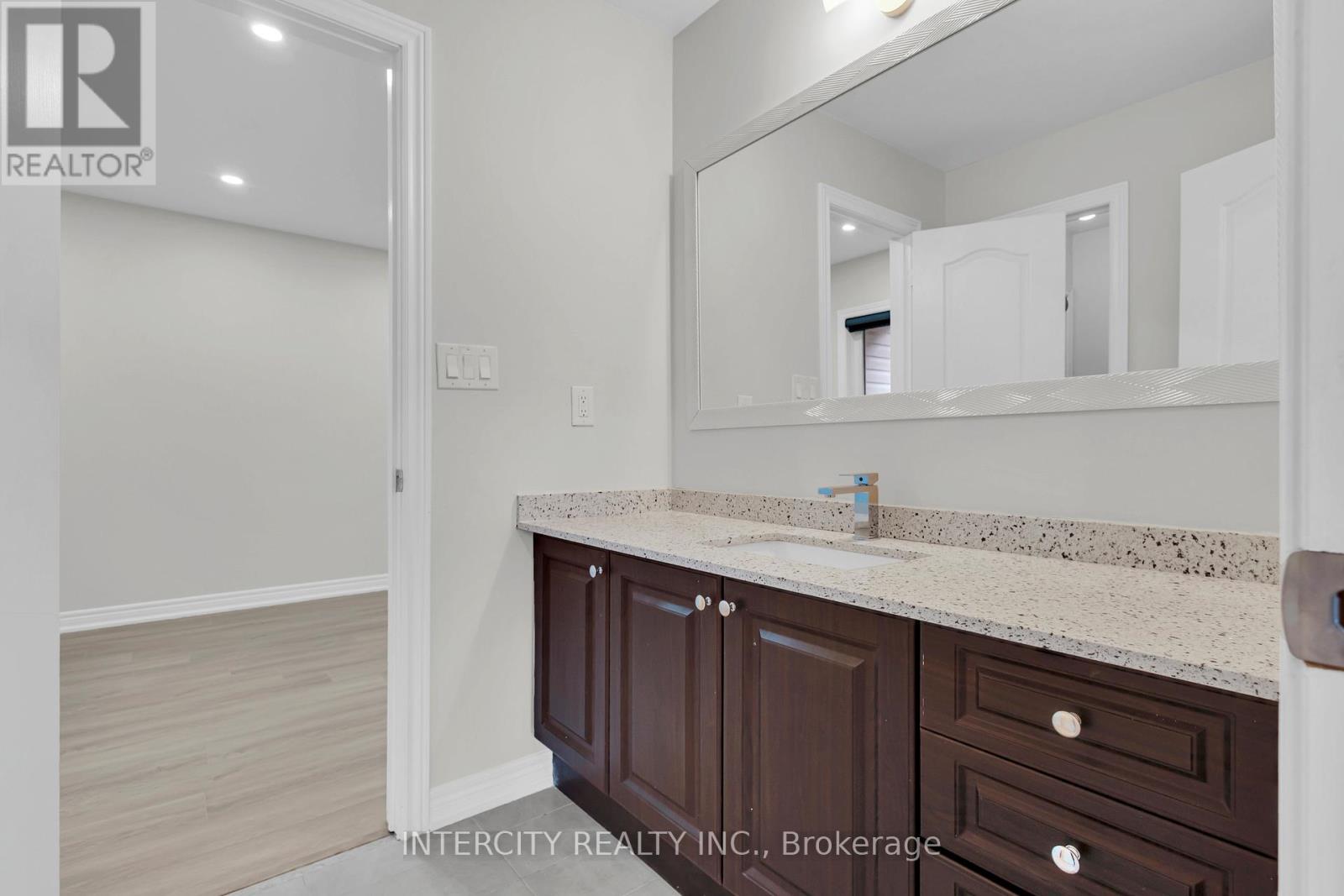 Photo 8 of 98 Lola Crescent, Brampton ON