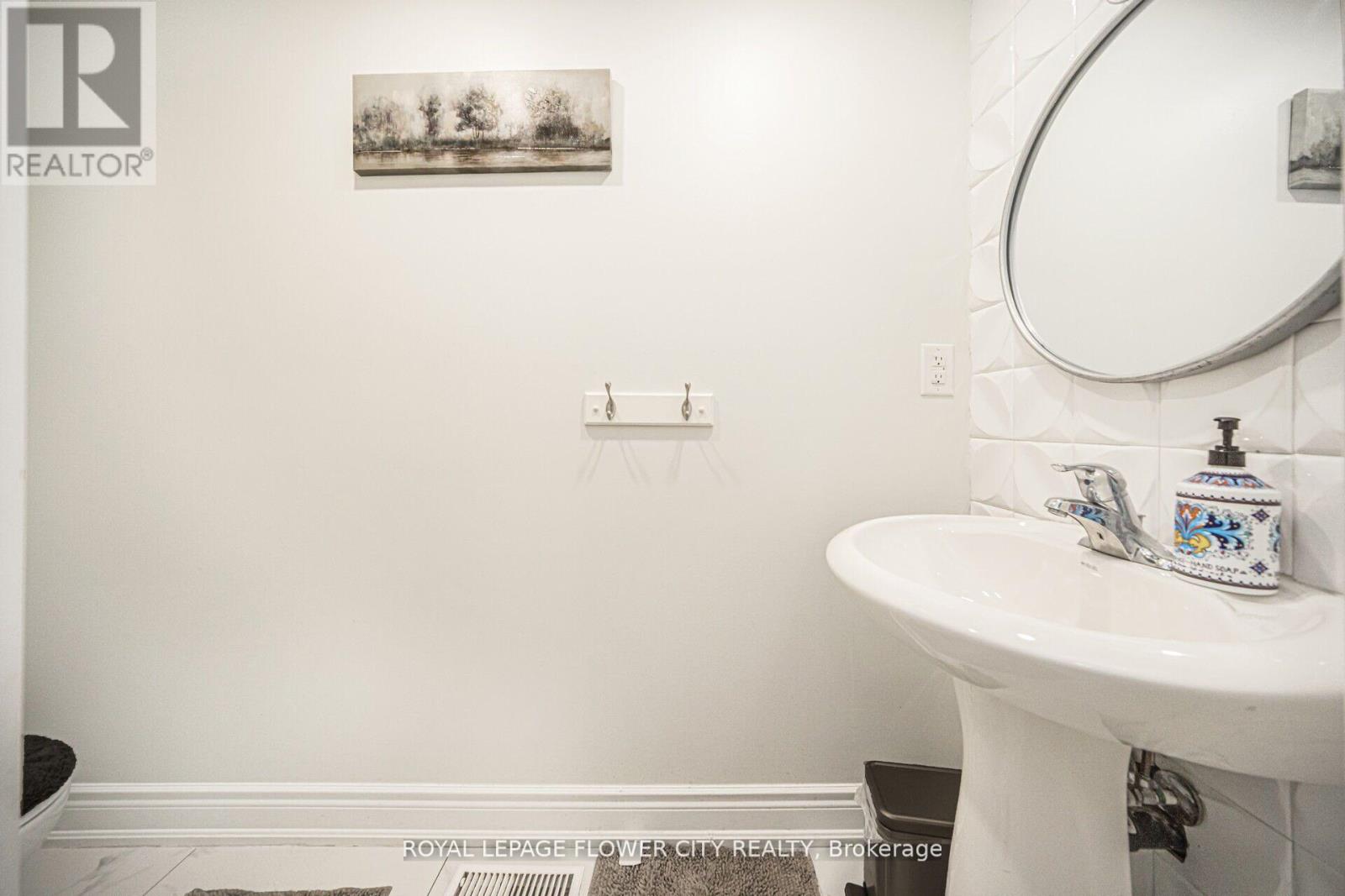 Photo 14 of 23 Eagle Trace Drive, Brampton ON