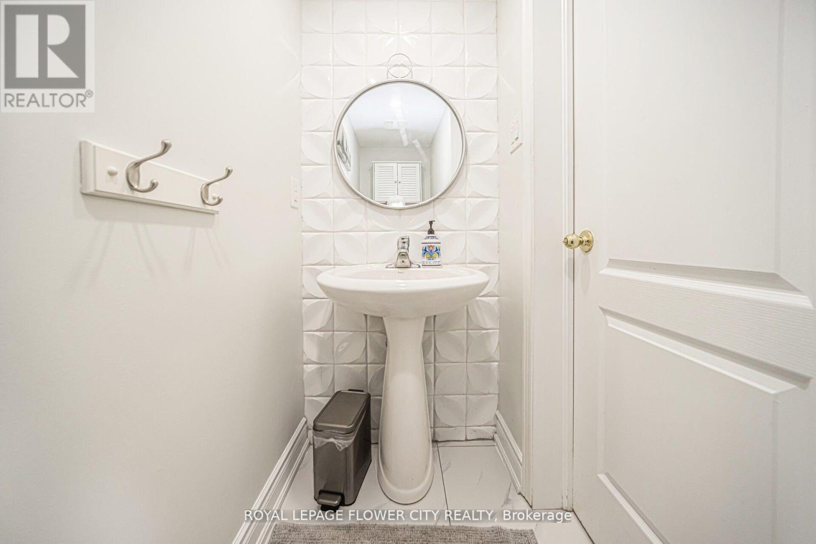 Photo 16 of 23 Eagle Trace Drive, Brampton ON