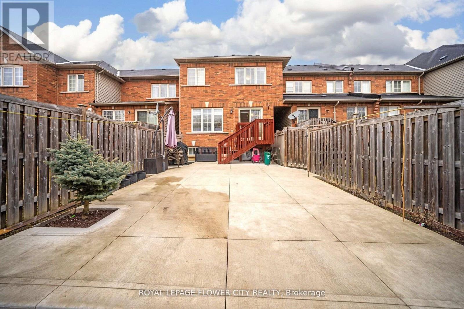 Photo 4 of 23 Eagle Trace Drive, Brampton ON