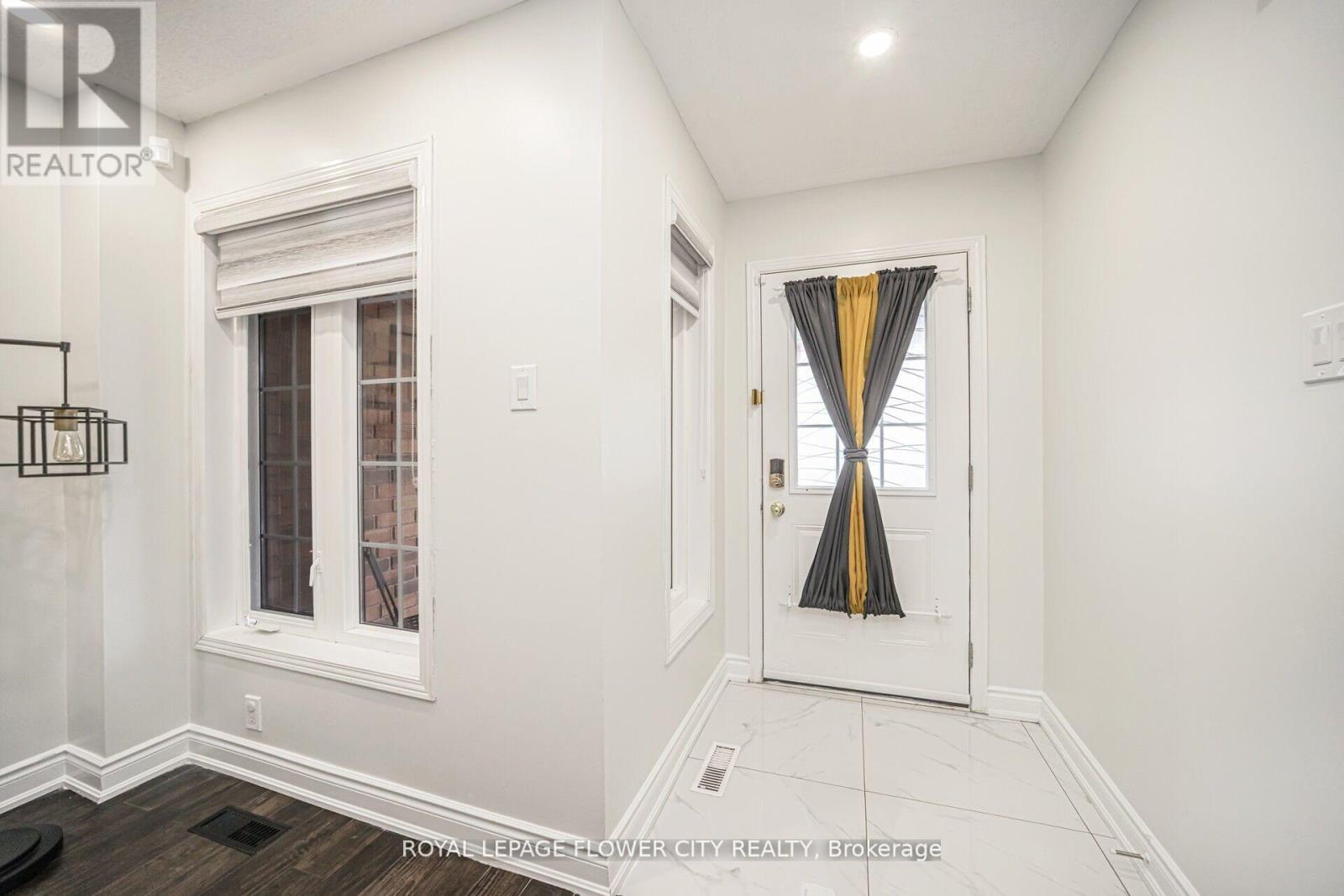 Photo 15 of 23 Eagle Trace Drive, Brampton ON