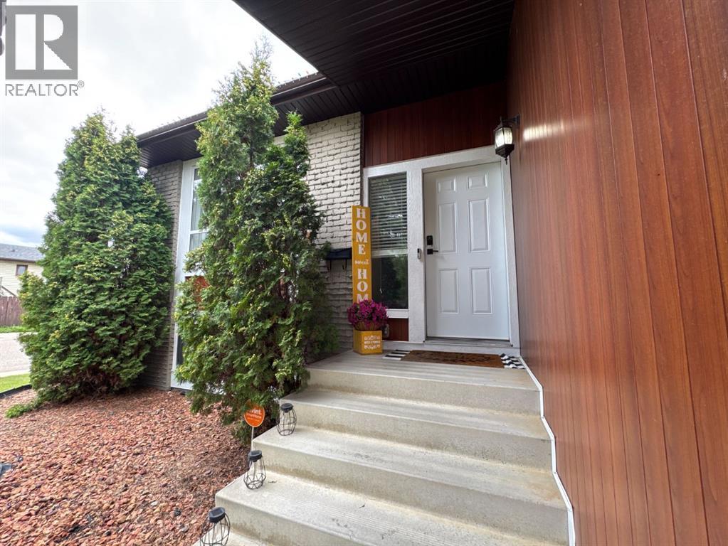 Photo 5 of 12 Rutherford Drive, Red Deer AB