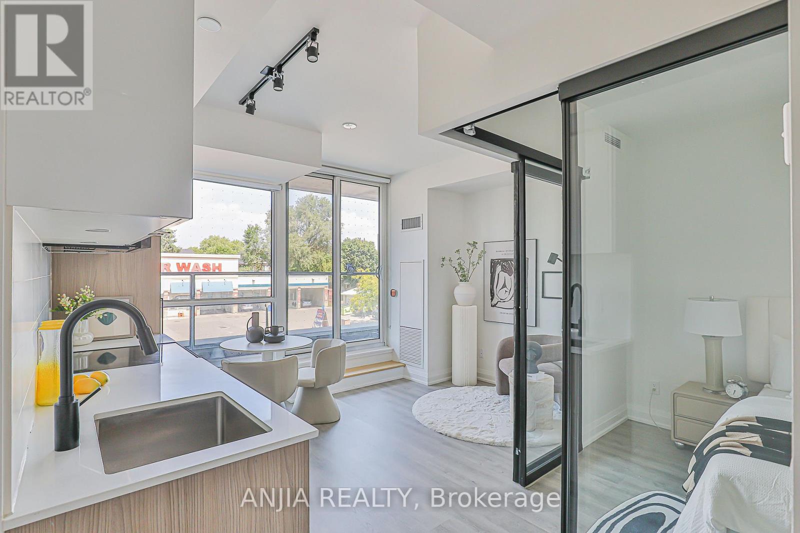 Photo 5 of 207 2369 Danforth Avenue, Toronto ON