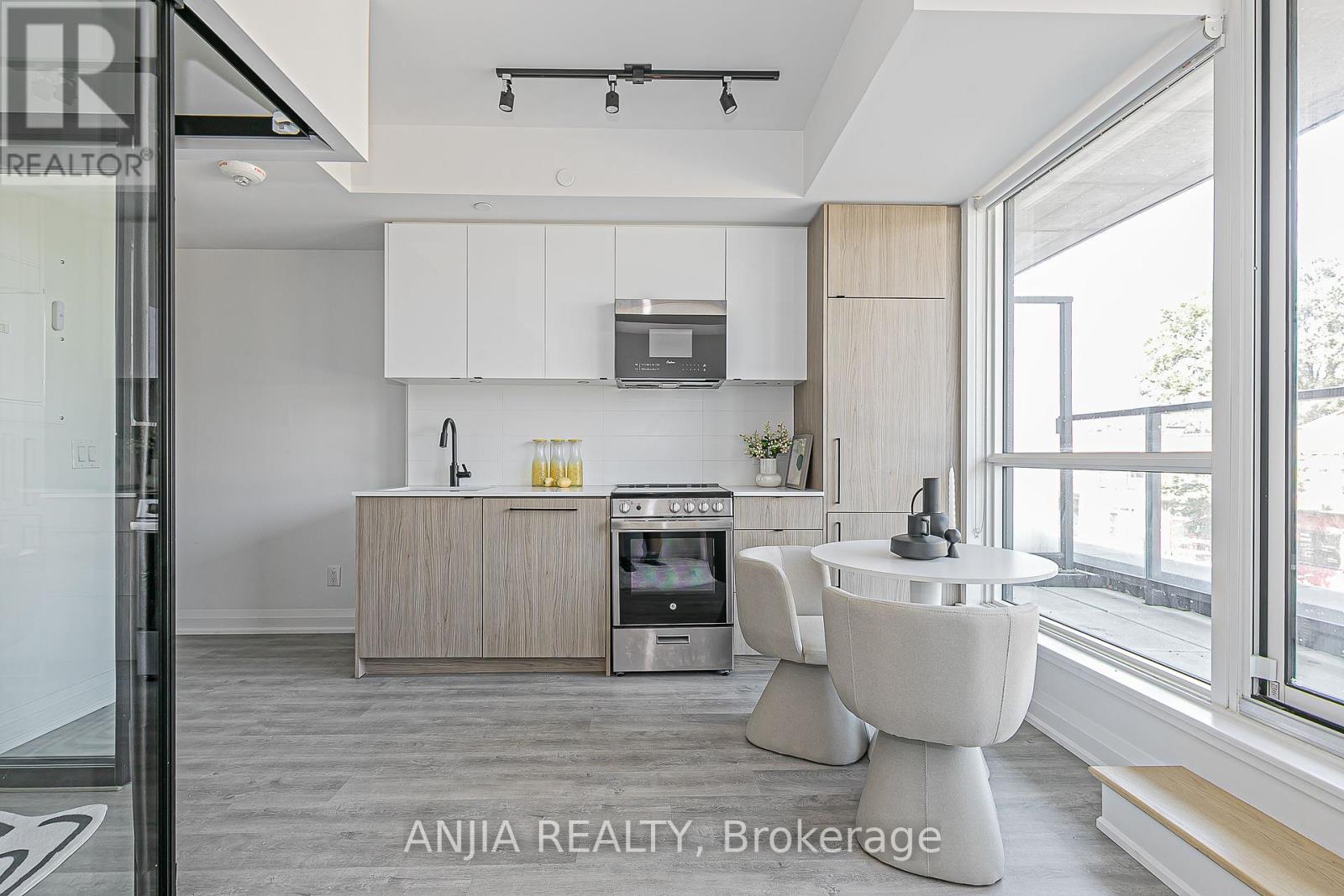 Photo 9 of 207 2369 Danforth Avenue, Toronto ON