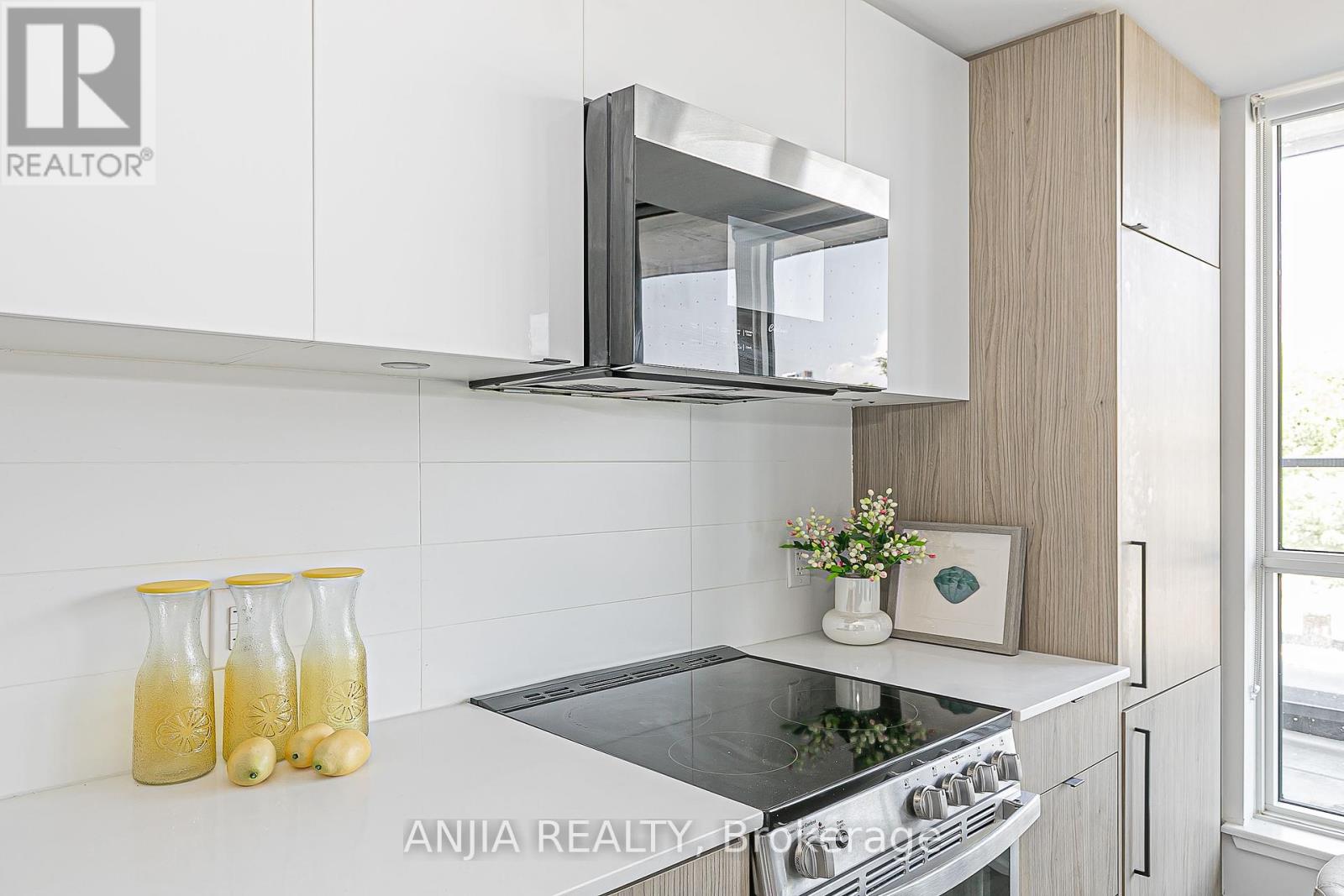 Photo 17 of 207 2369 Danforth Avenue, Toronto ON