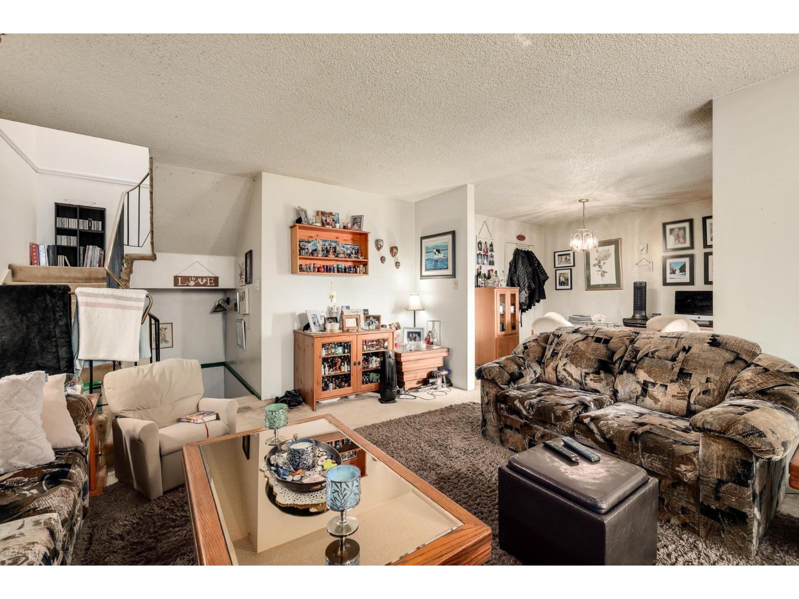 Photo 4 of 10582 Holly Park Lane, Surrey BC