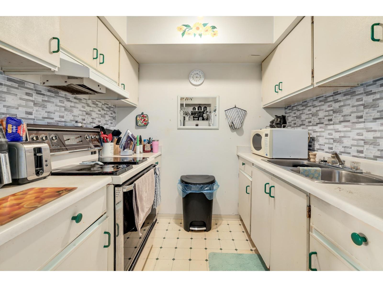 Photo 11 of 10582 Holly Park Lane, Surrey BC