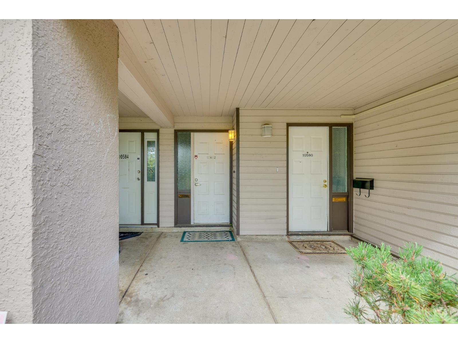 Photo 1 of 10582 Holly Park Lane, Surrey BC