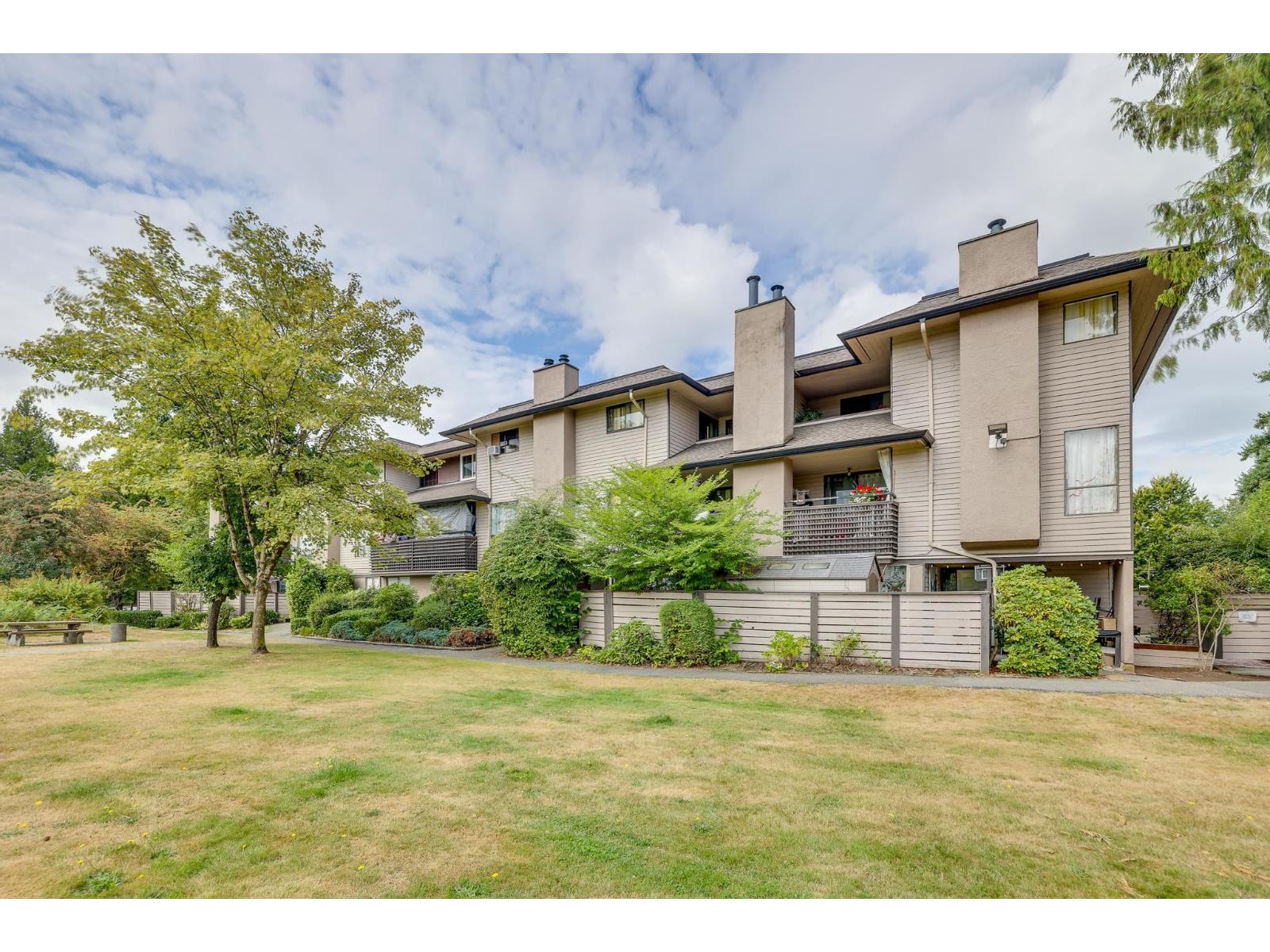 Photo 10 of 10582 Holly Park Lane, Surrey BC