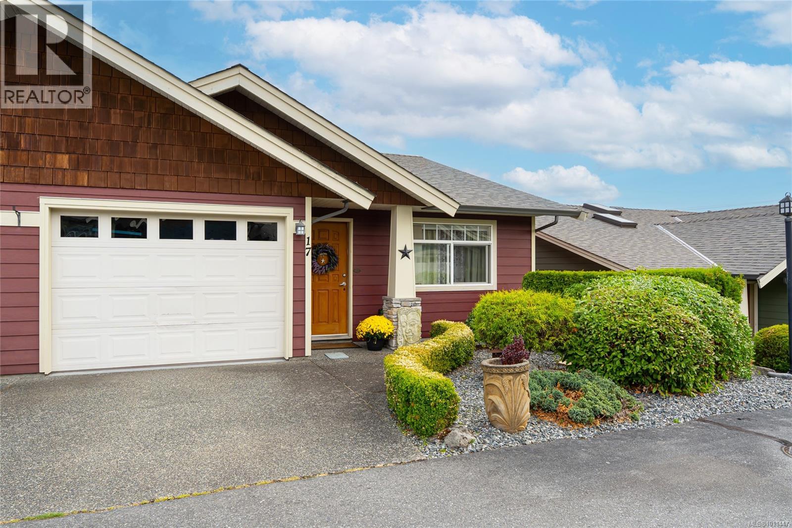 Photo 1 of 17 332 Belaire St, Ladysmith BC