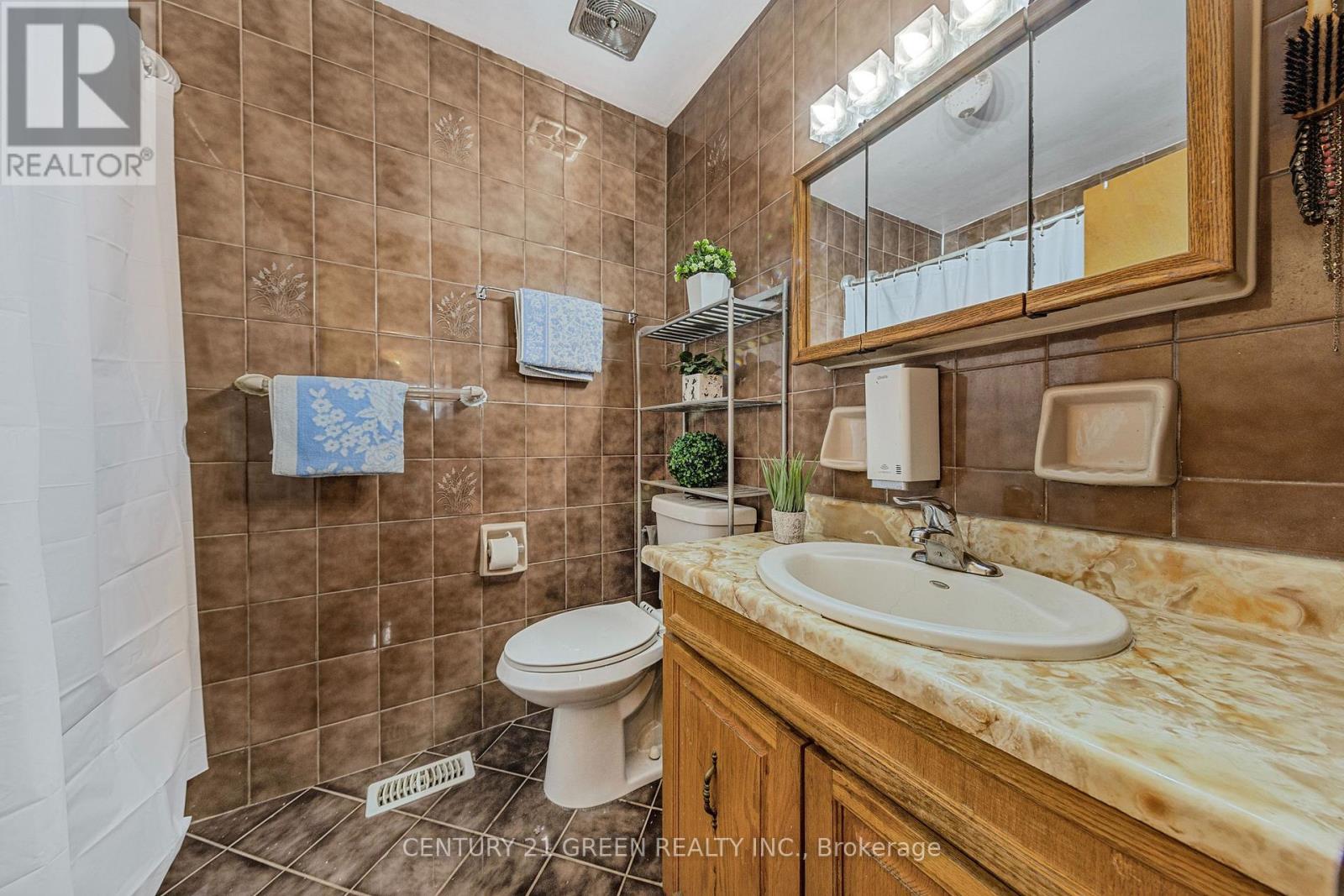 Photo 17 of 37 Rubydale Gardens, Toronto ON