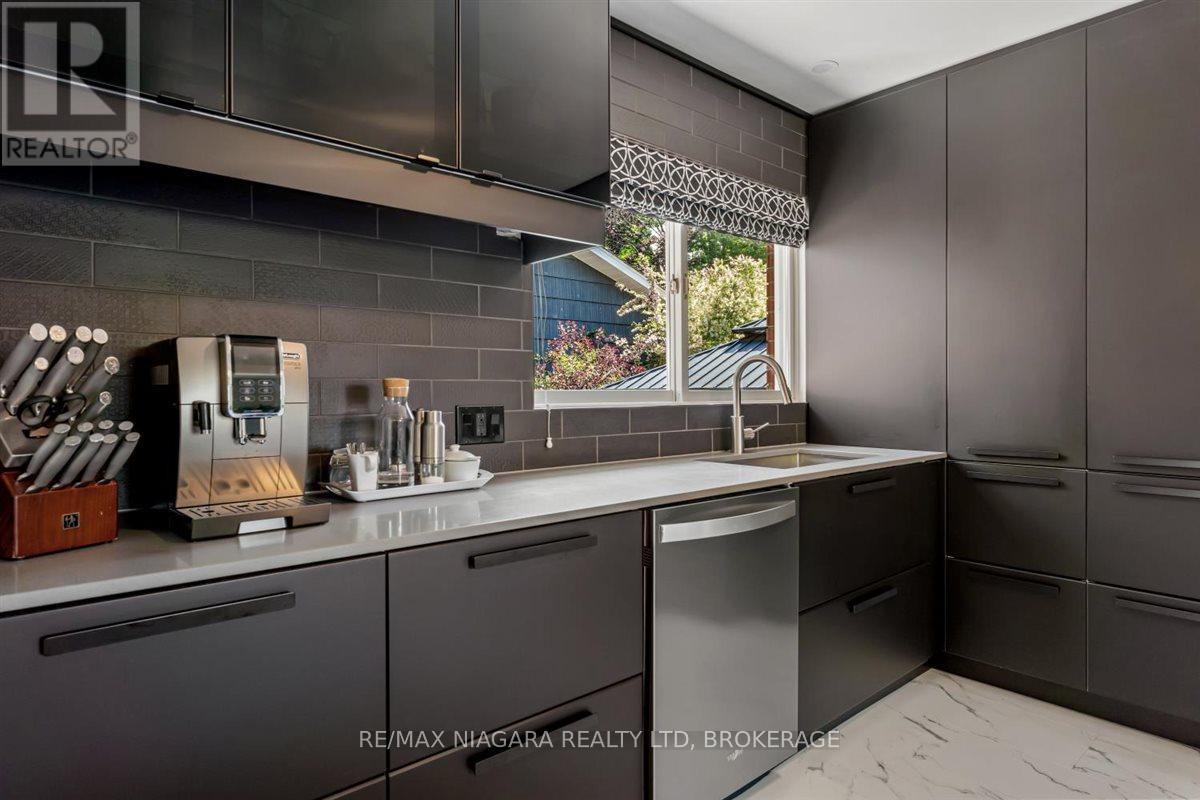 Photo 10 of 62 Oakridge Crescent E, Port Colborne ON