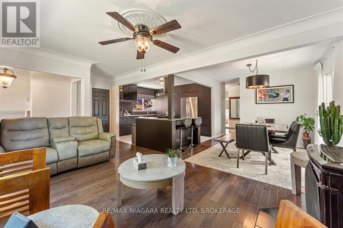 Photo 5 of 62 Oakridge Crescent E, Port Colborne ON