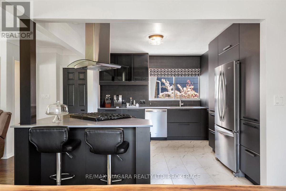 Photo 8 of 62 Oakridge Crescent E, Port Colborne ON