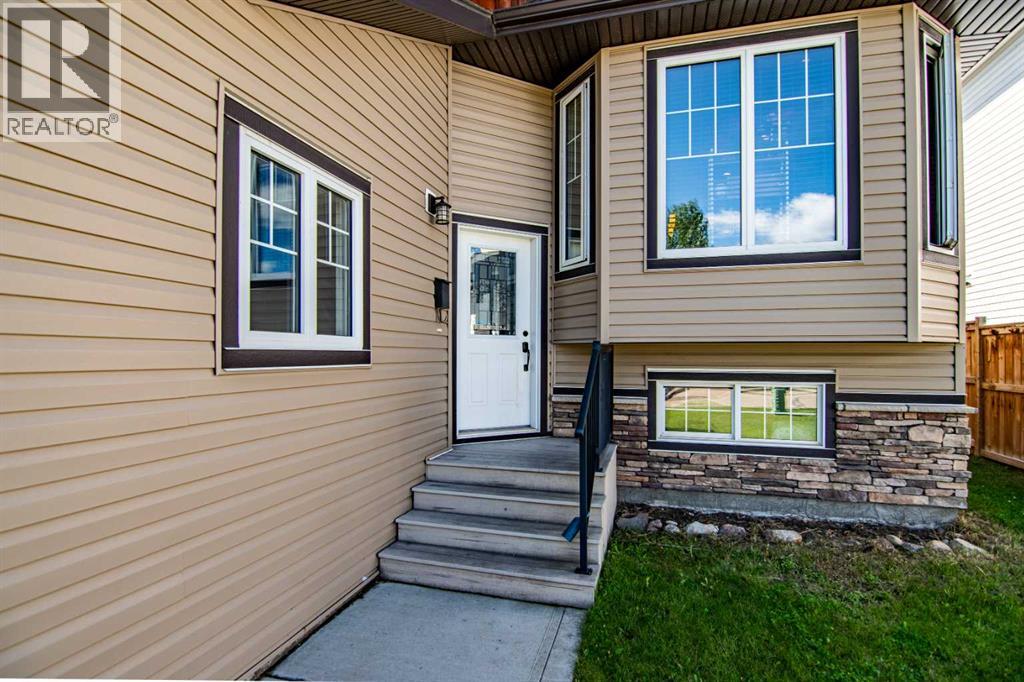 Photo 3 of 38 Woodbine Avenue Nw, Blackfalds AB