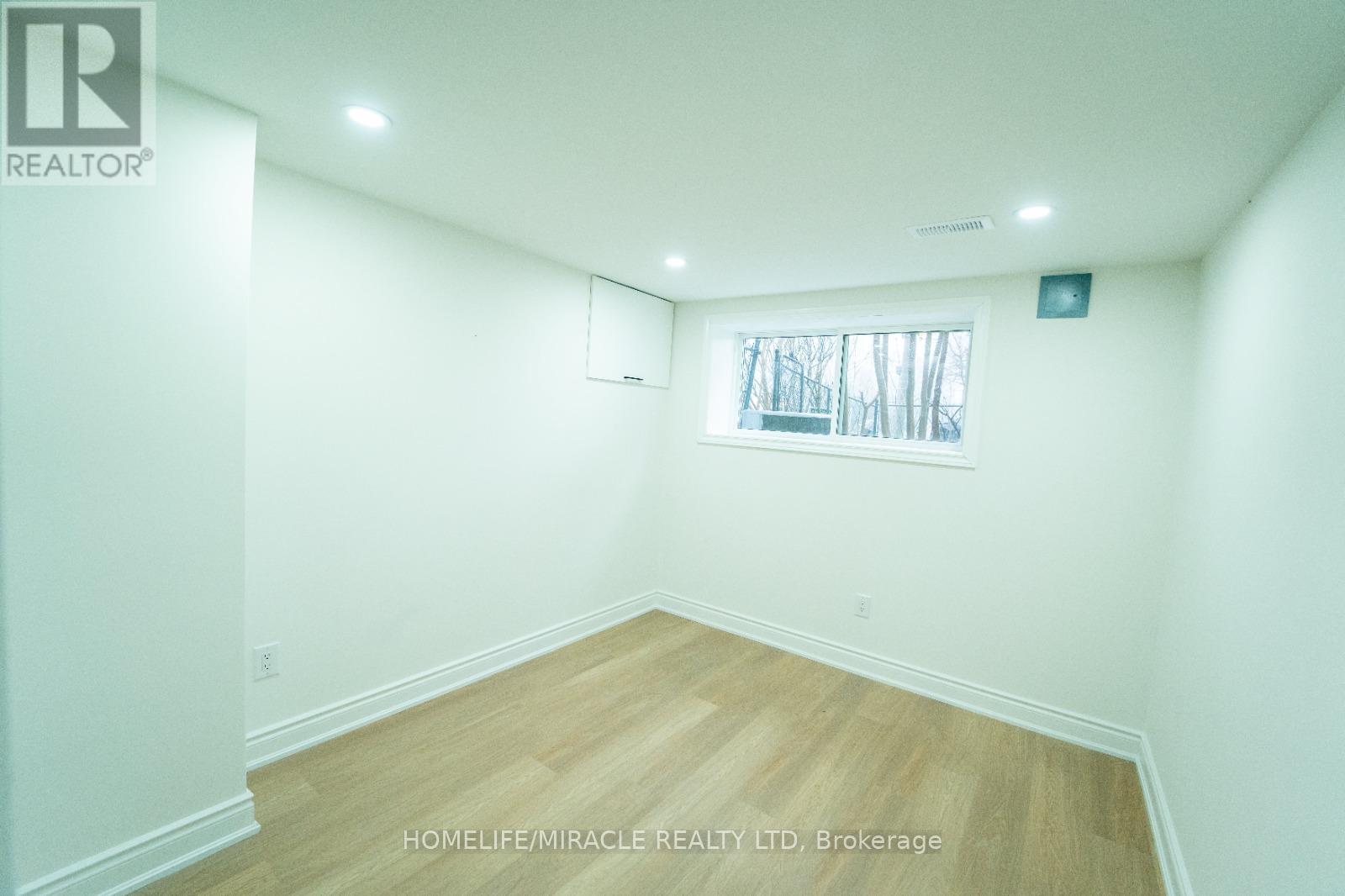 Photo 4 of 402 Upper Paradise Road, Hamilton ON