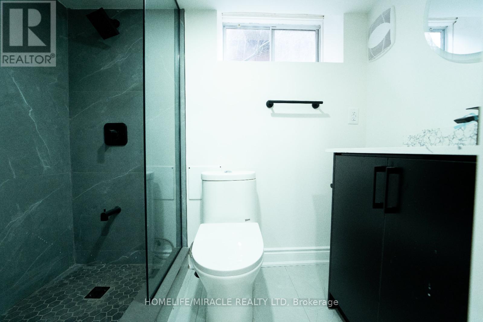 Photo 2 of 402 Upper Paradise Road, Hamilton ON