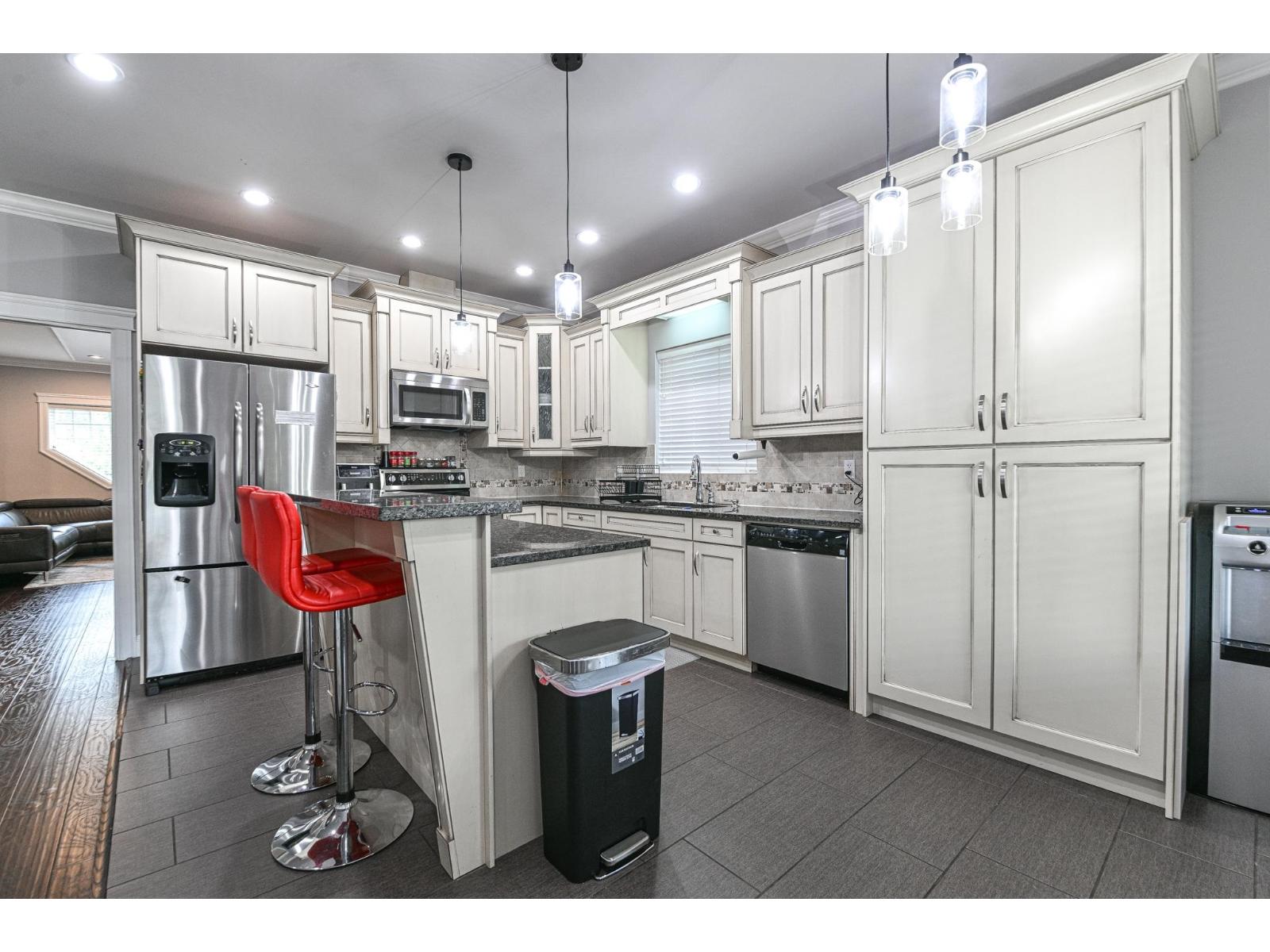 Photo 4 of 7554 Murray Street, Mission BC