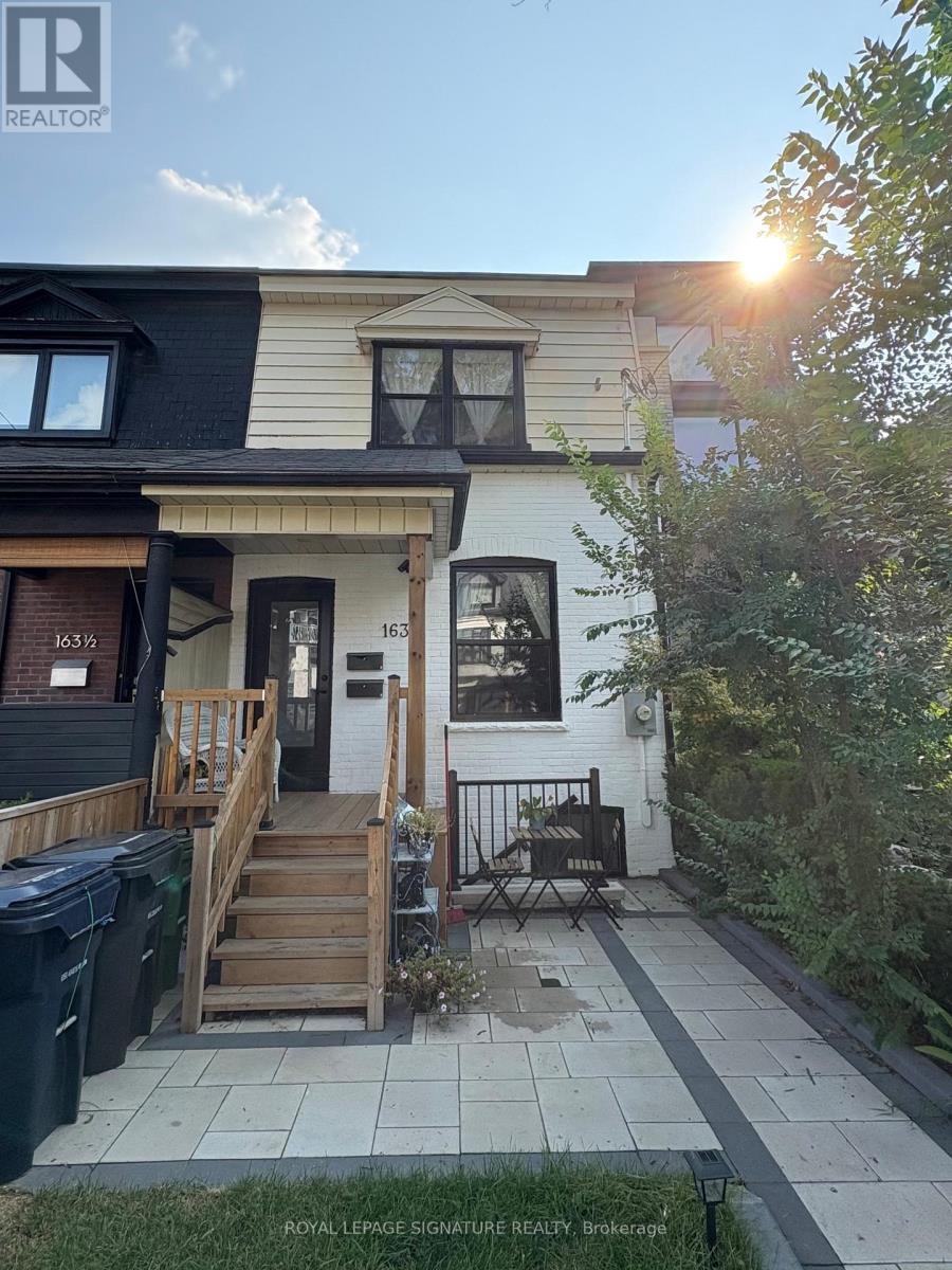 Photo 2 of Upper 163 Hampton Avenue, Toronto ON