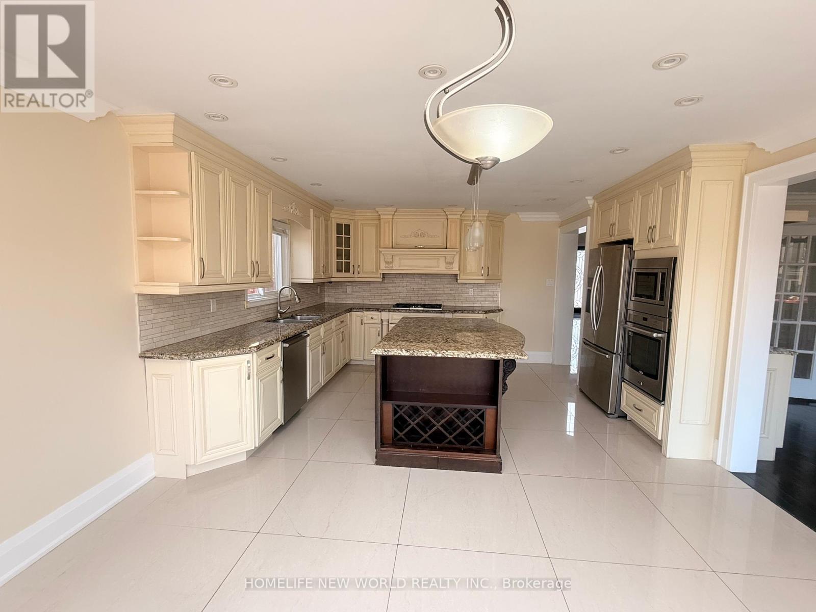 Photo 35 of 2 Gatewood Court, Richmond Hill ON