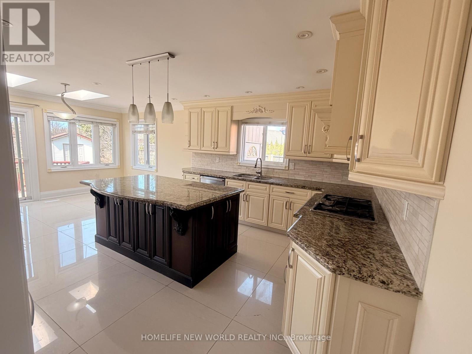Photo 32 of 2 Gatewood Court, Richmond Hill ON