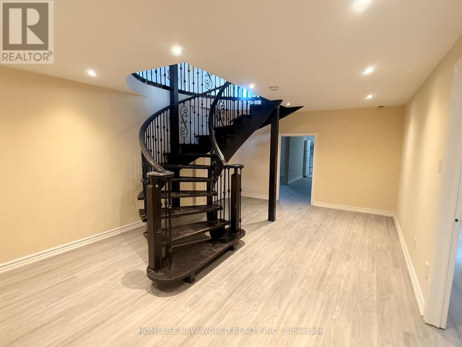 Photo 17 of 2 Gatewood Court, Richmond Hill ON