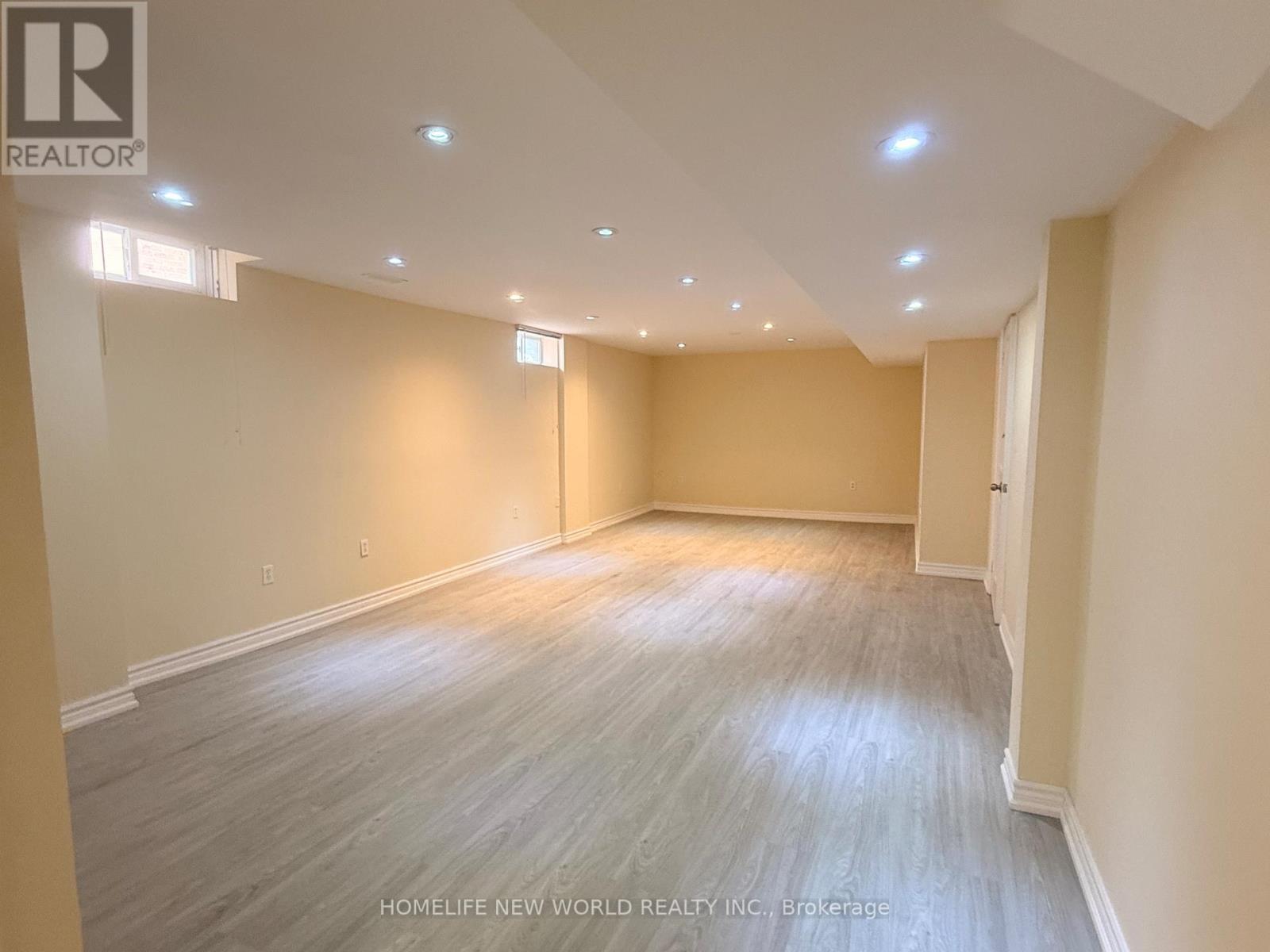 Photo 4 of 2 Gatewood Court, Richmond Hill ON