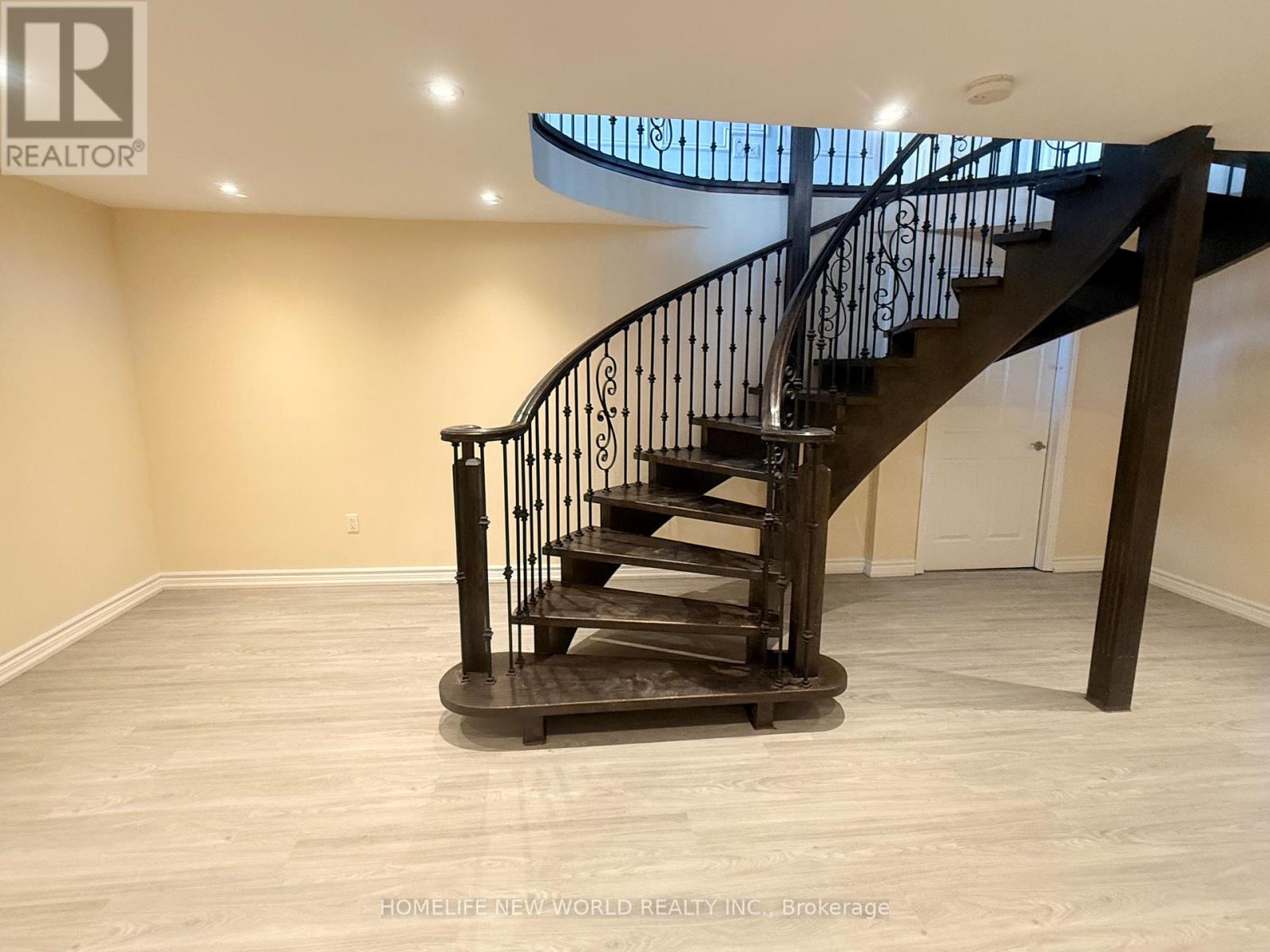 Photo 20 of 2 Gatewood Court, Richmond Hill ON