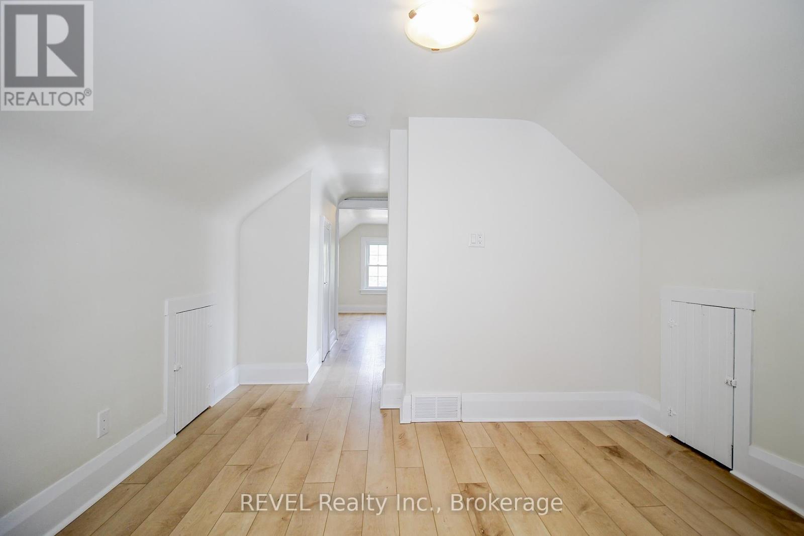 Photo 11 of 44 St George Street, Welland ON