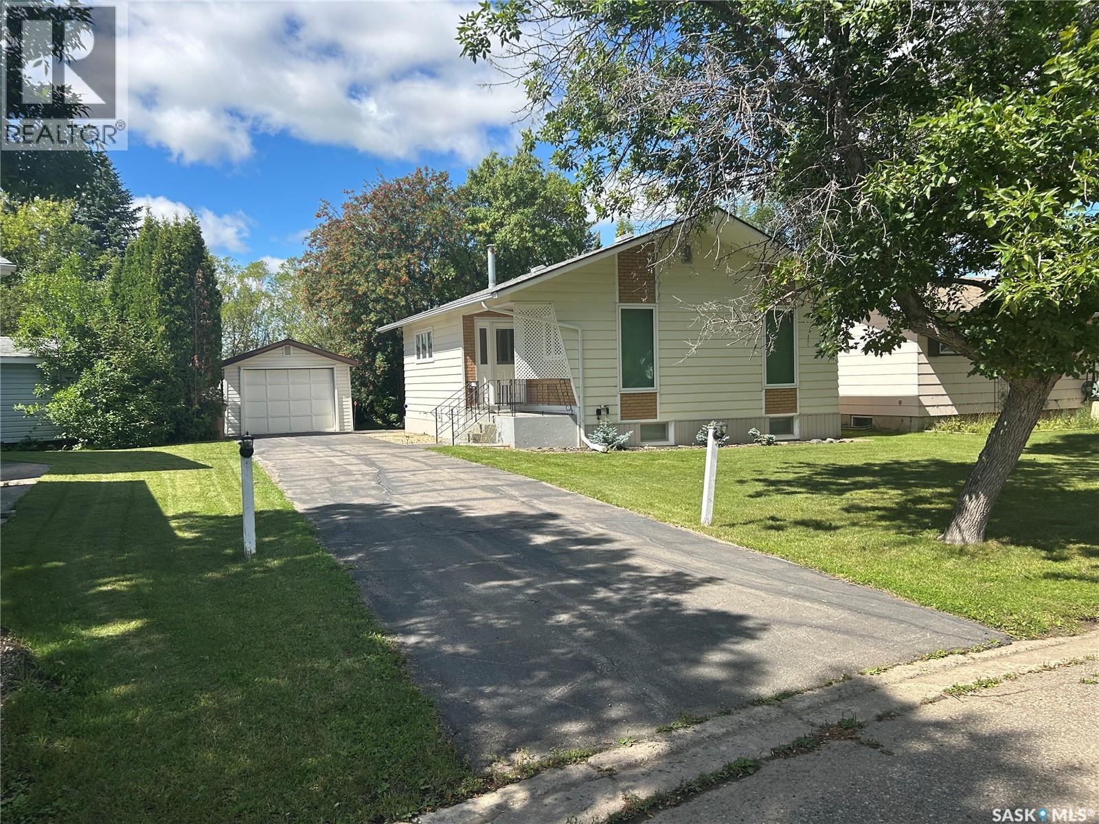 Photo 11 of 1991 Newmarket Drive, Tisdale SK