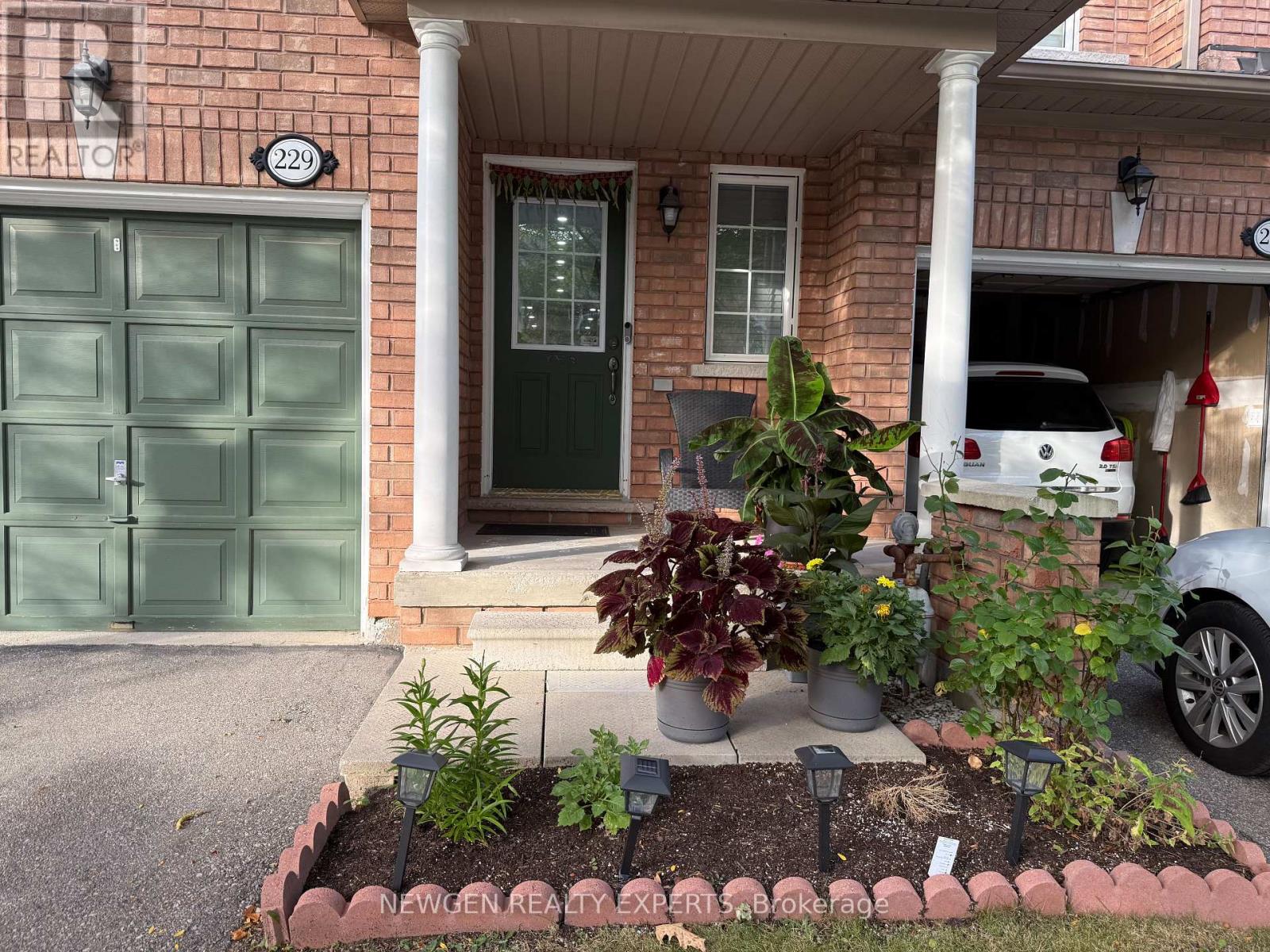 Photo 3 of 229 7360 Zinnia Place, Mississauga ON