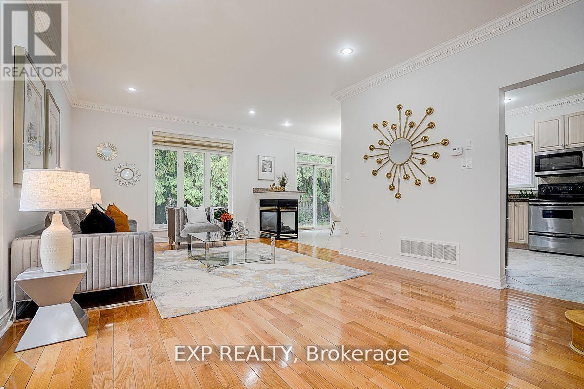 Photo 6 of 12 Tormina Court, Markham ON