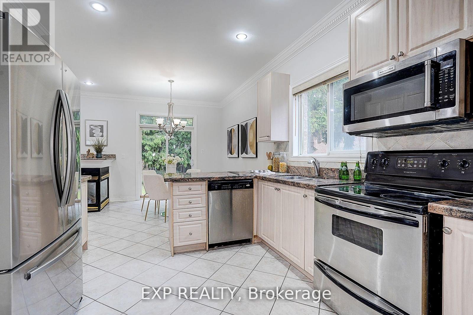 Photo 4 of 12 Tormina Court, Markham ON