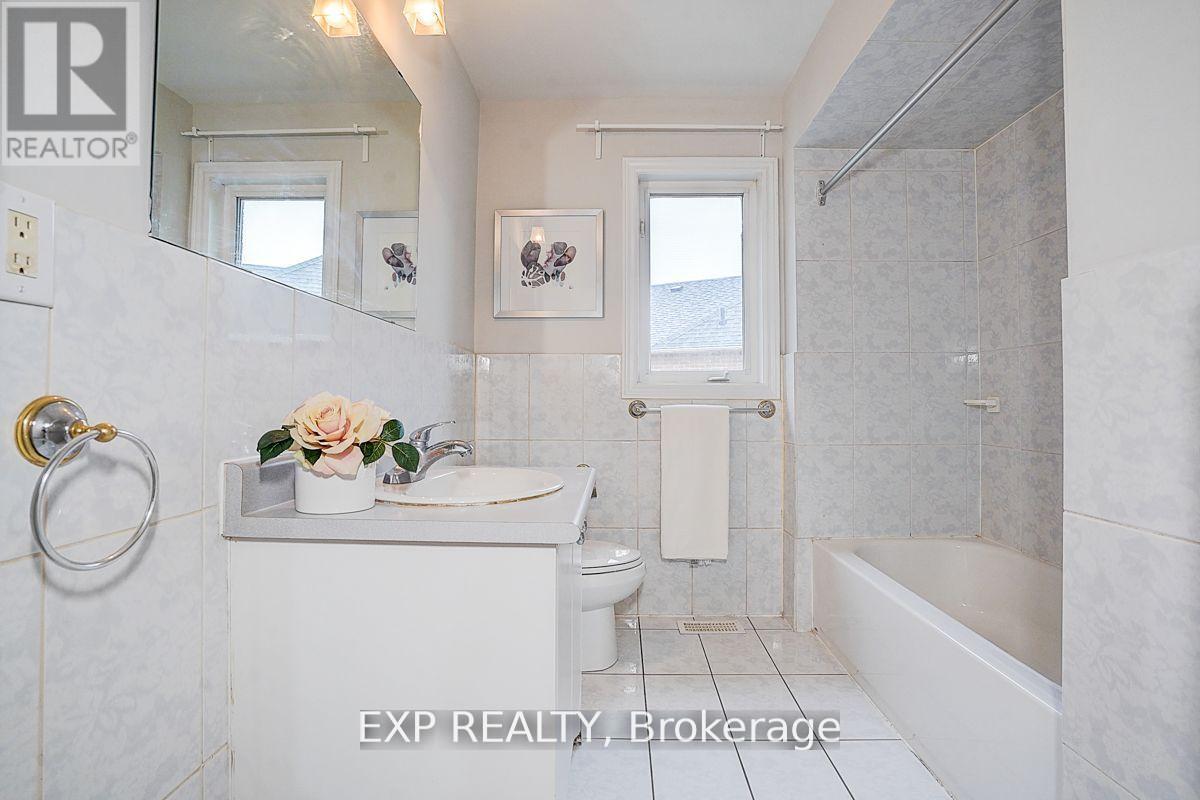 Photo 3 of 12 Tormina Court, Markham ON