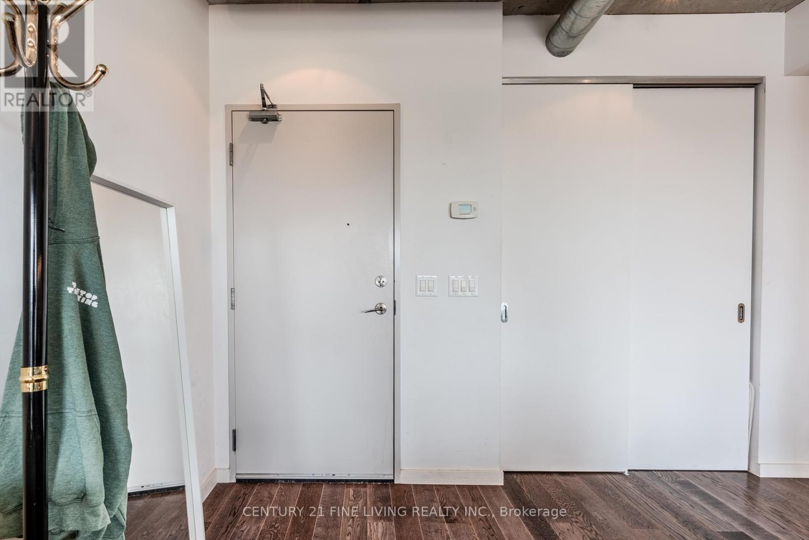 Photo 4 of 605 32 Trolley Crescent, Toronto ON