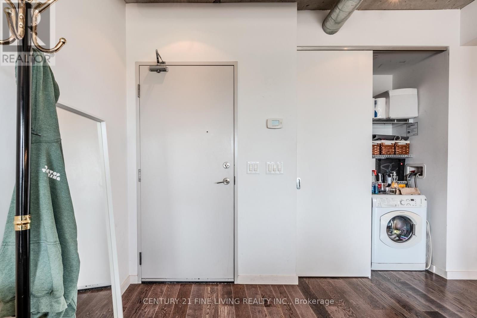 Photo 5 of 605 32 Trolley Crescent, Toronto ON