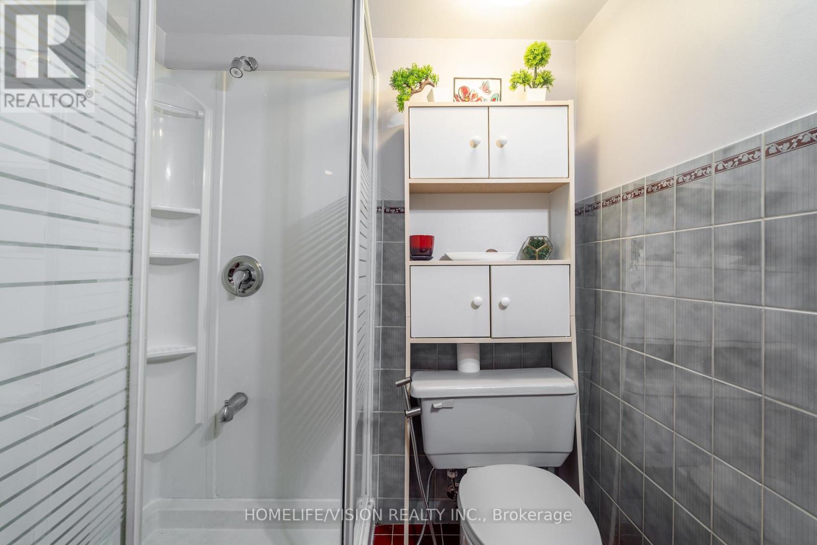 Photo 13 of 32 Mountfield Crescent, Vaughan ON