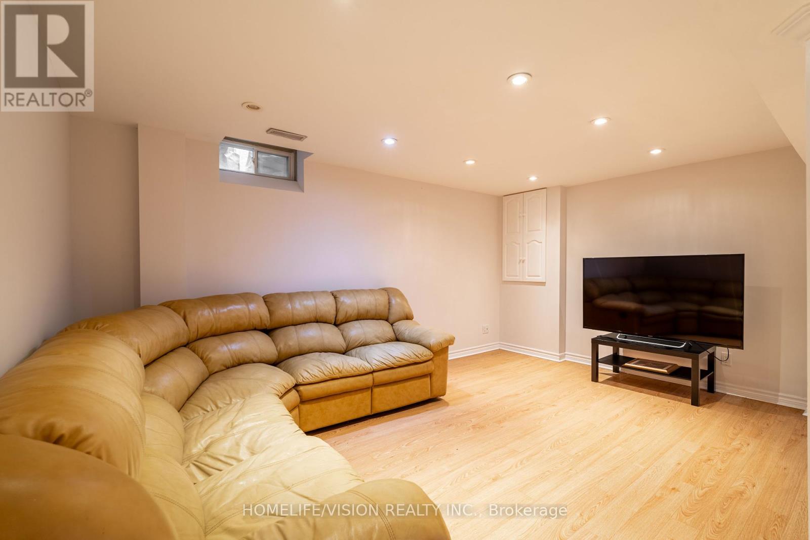 Photo 2 of 32 Mountfield Crescent, Vaughan ON