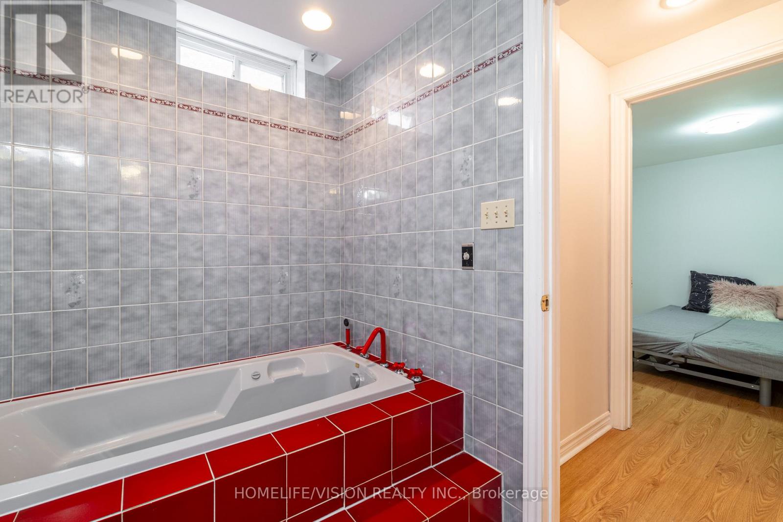 Photo 7 of 32 Mountfield Crescent, Vaughan ON