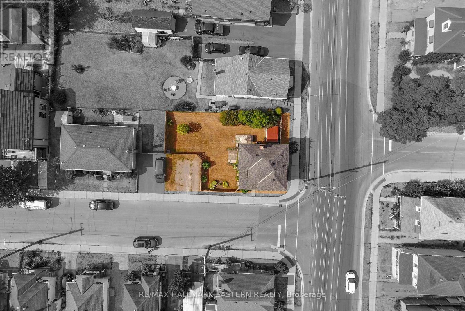 Photo 2 of 198 Hazlitt Street, Peterborough ON