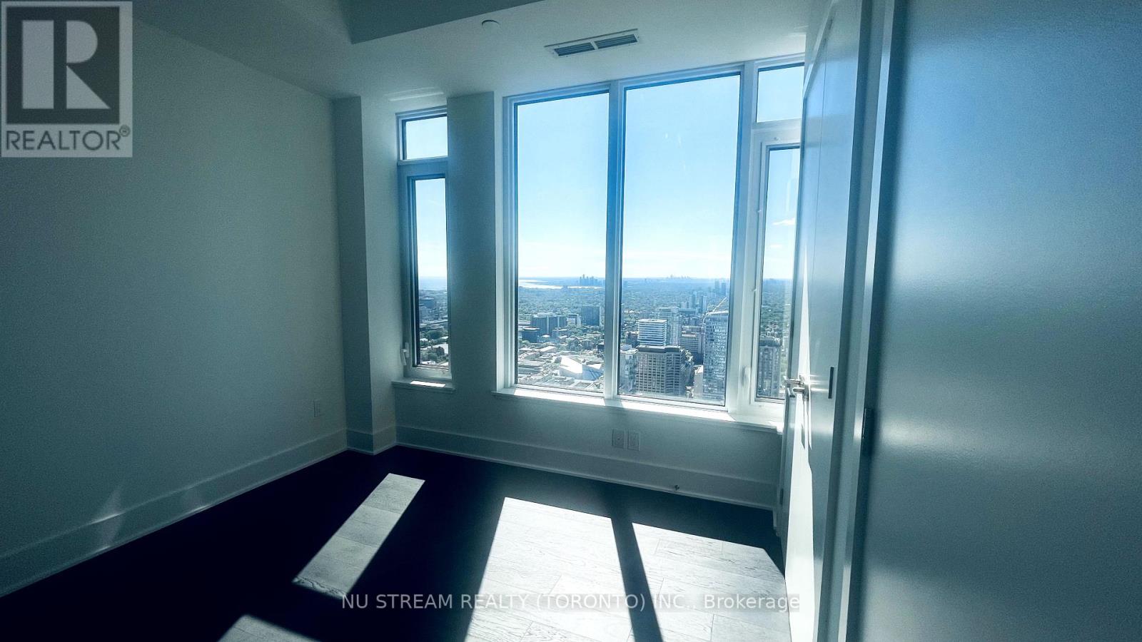 Photo 6 of 4809 11 Yorkville Avenue, Toronto ON