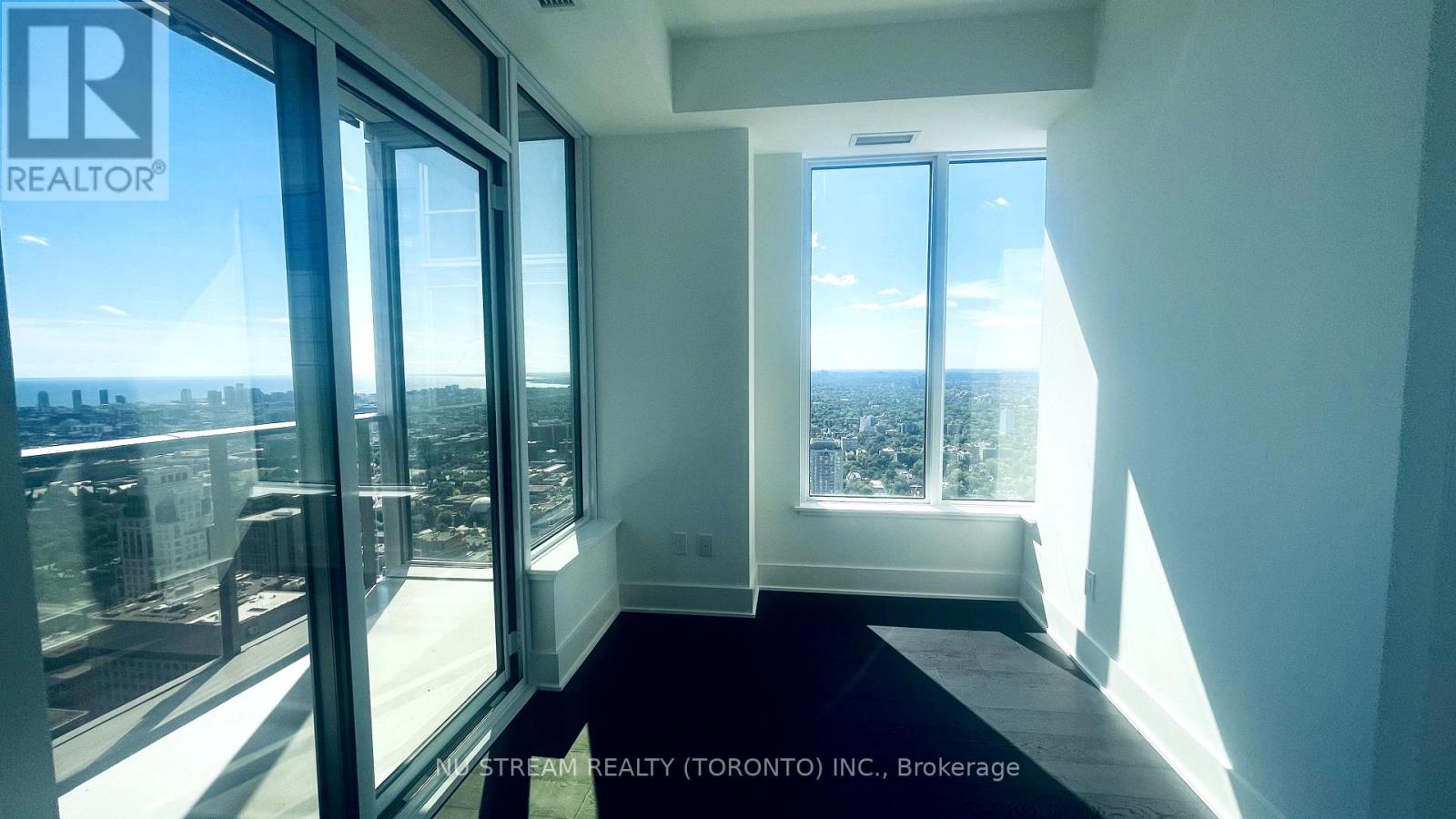 Photo 9 of 4809 11 Yorkville Avenue, Toronto ON