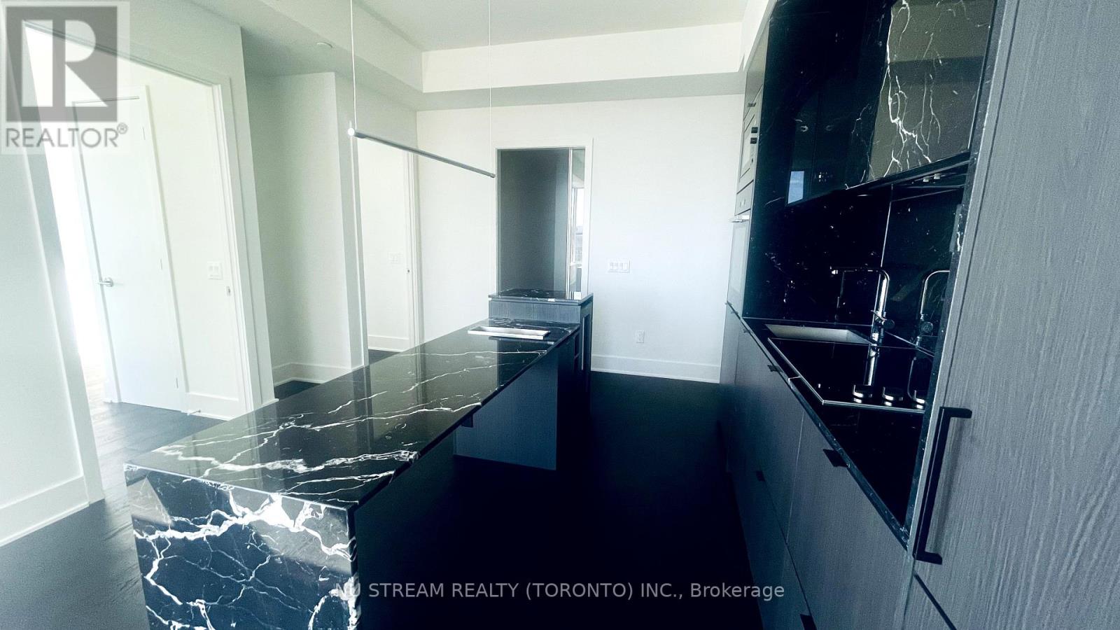 Photo 10 of 4809 11 Yorkville Avenue, Toronto ON