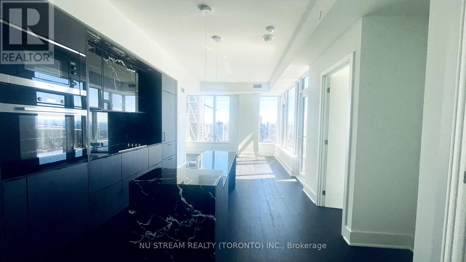 Photo 2 of 4809 11 Yorkville Avenue, Toronto ON