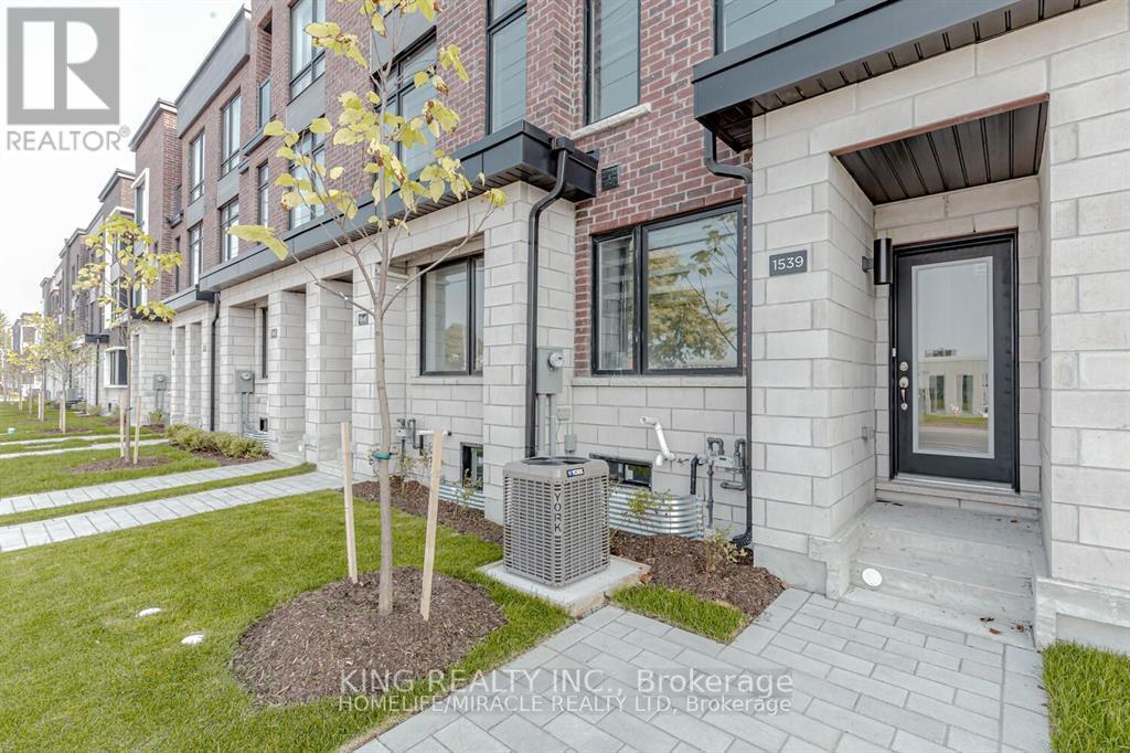 Photo 2 of 1539 Midland Avenue, Toronto ON