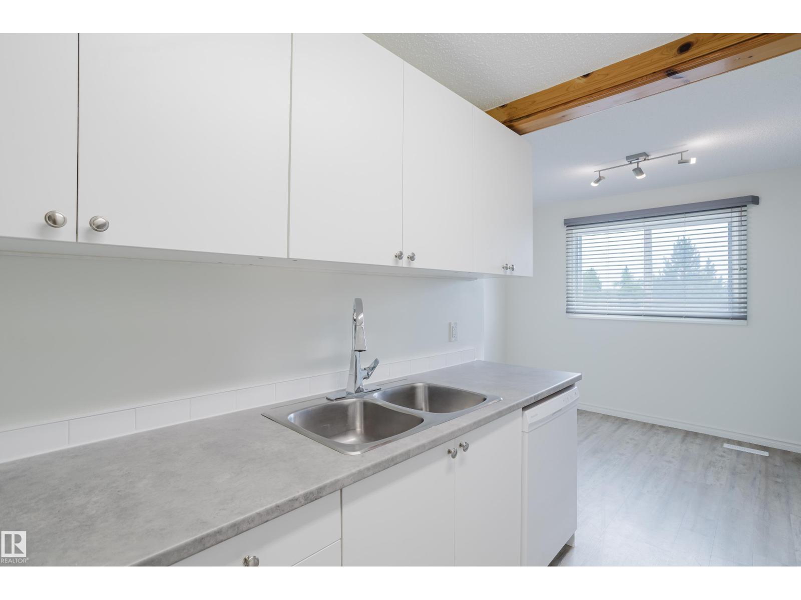 Photo 8 of 1168 Millbourne Rd E Nw, Edmonton AB
