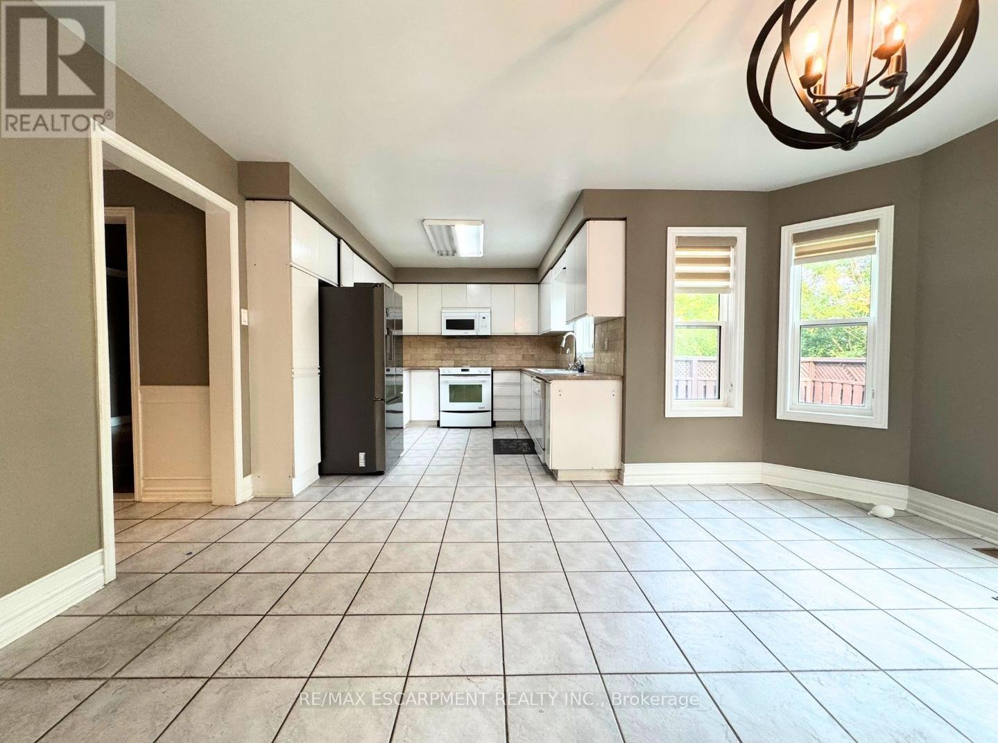 Photo 3 of 1362 Pilgrims Way, Oakville ON