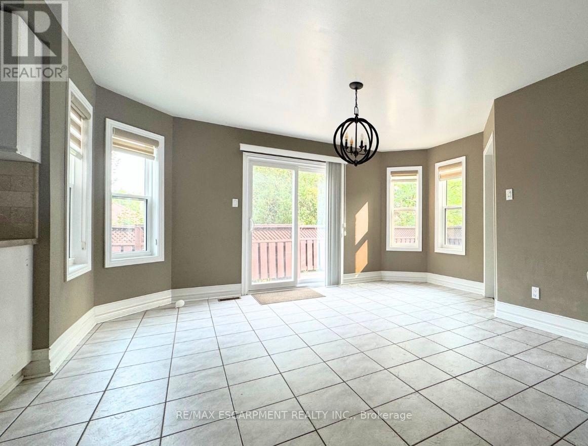 Photo 2 of 1362 Pilgrims Way, Oakville ON