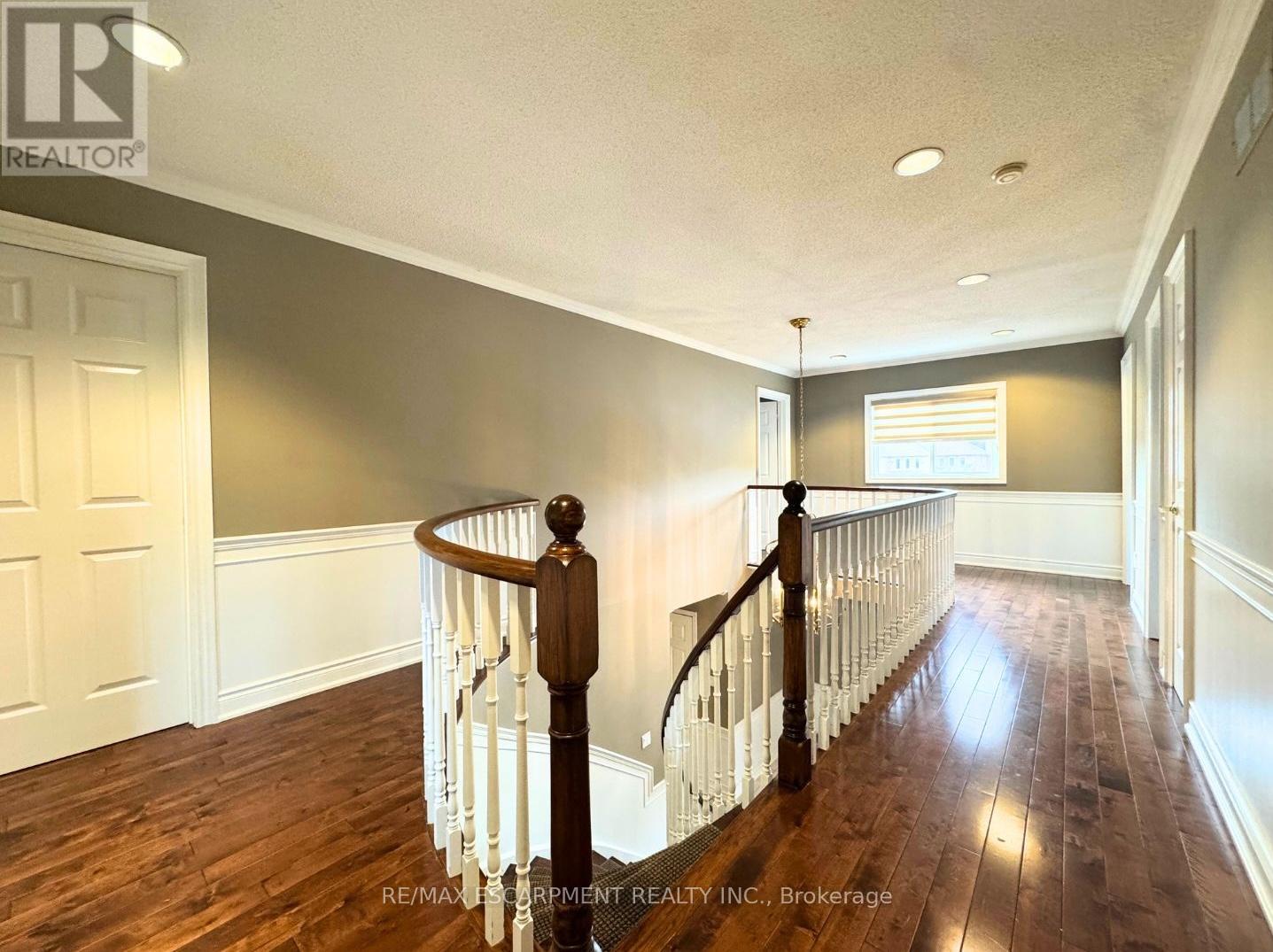 Photo 4 of 1362 Pilgrims Way, Oakville ON