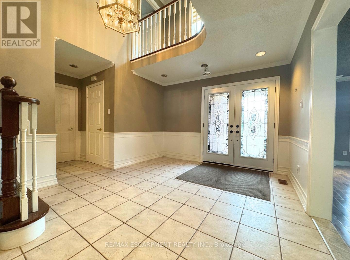 Photo 10 of 1362 Pilgrims Way, Oakville ON